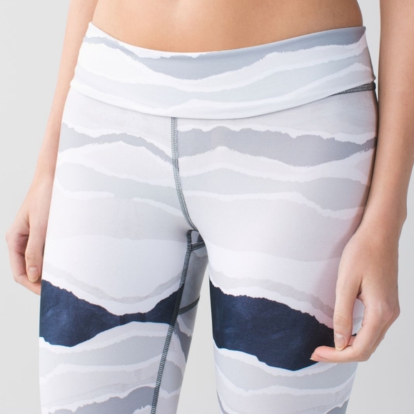 Lululemon True Self Crop Bleacher Stripe White Black - Picture 6 of 11